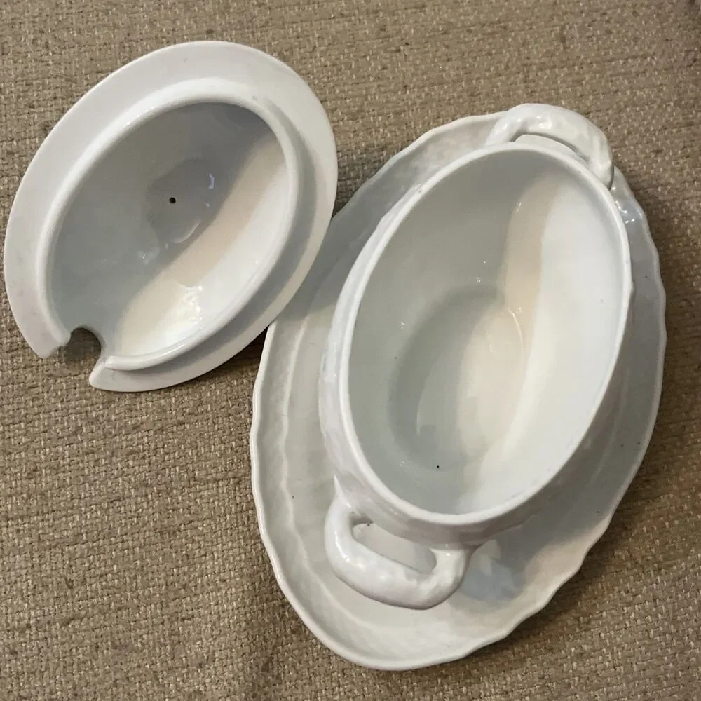 Richard Ginori White Embossed Covered Lidded Sauce Dish Italy Serving Tureen